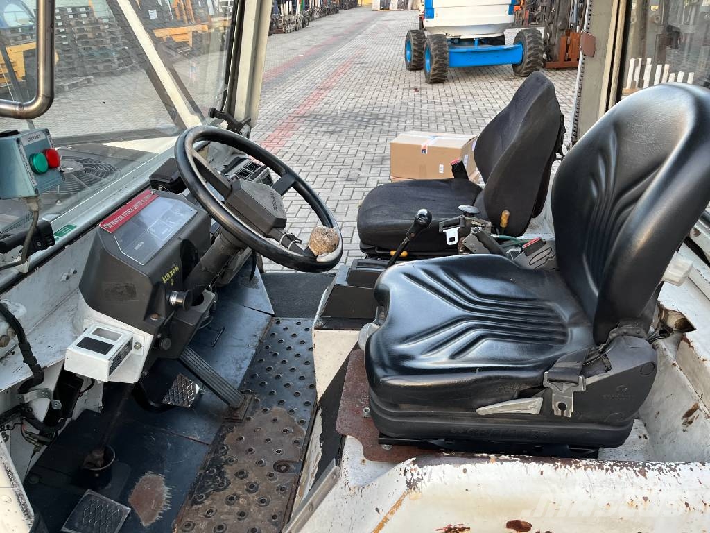 Nissan RV-02 V-3946 EO Airport equipment