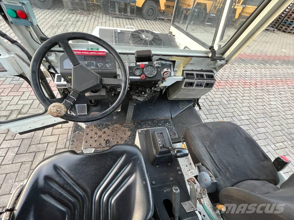Nissan RV-02 V-3946 EO Airport equipment