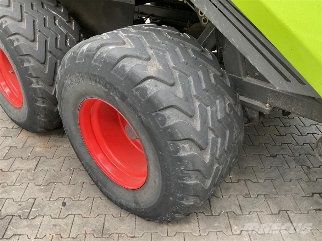 CLAAS Quadrant 3300 FC Presse quadre