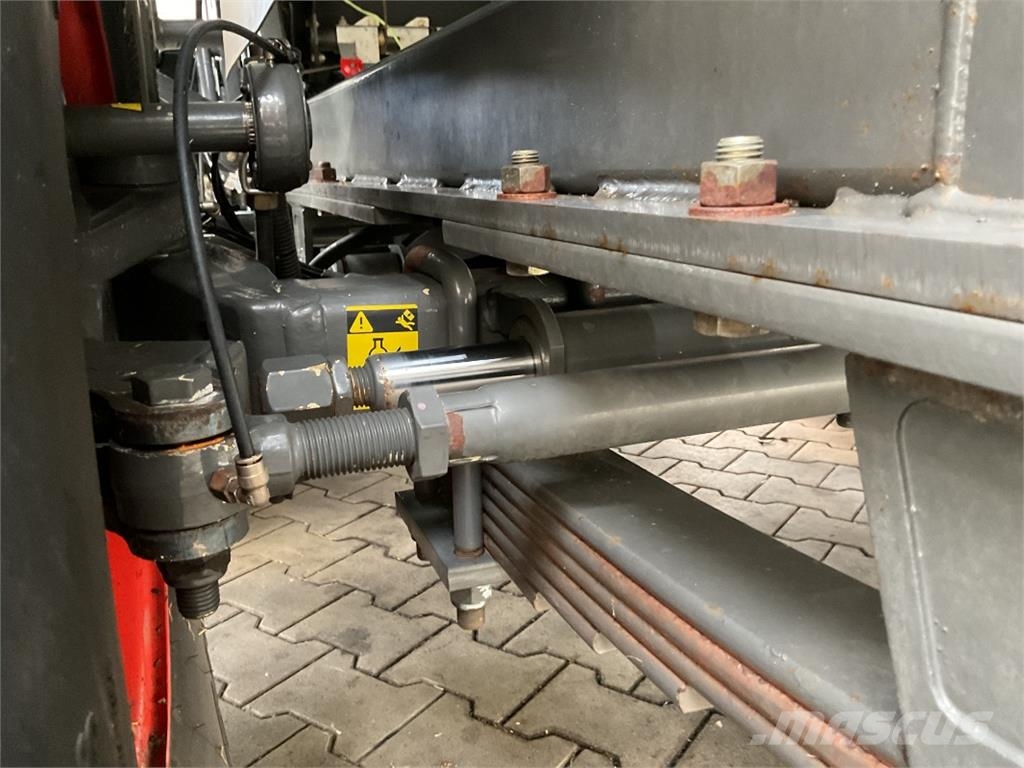 CLAAS Quadrant 3300 FC محزمات مربعة