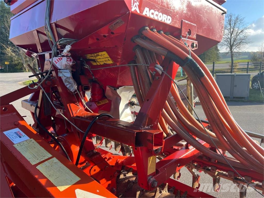 Kuhn Kreiselegge HR4502 mit Accord Drille Kombine hububat mibzerleri