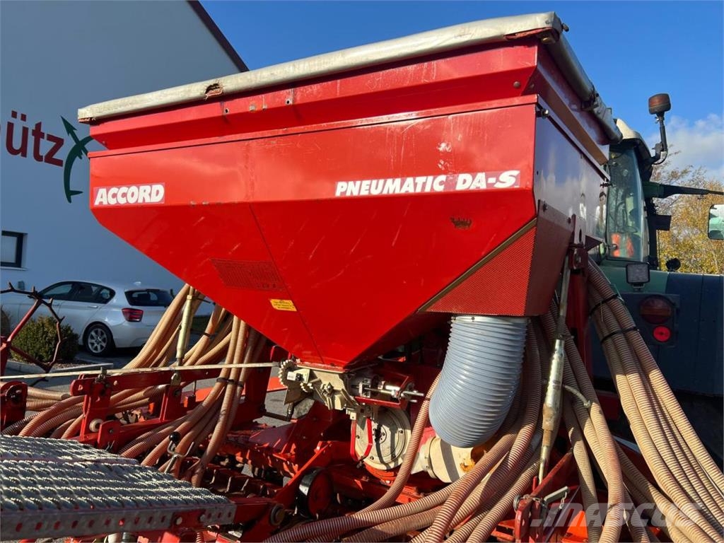 Kuhn Kreiselegge HR4502 mit Accord Drille Kombine hububat mibzerleri