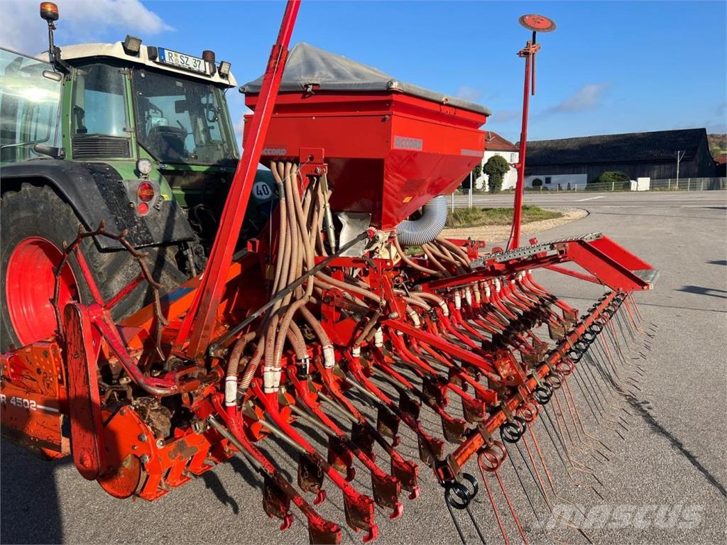 Kuhn Kreiselegge HR4502 mit Accord Drille Kombine hububat mibzerleri