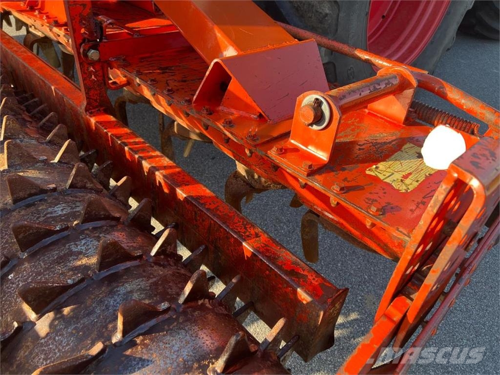 Kuhn Kreiselegge HR4502 mit Accord Drille Kombine hububat mibzerleri