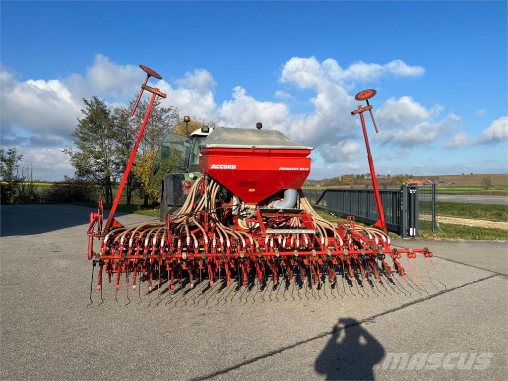 Kuhn Kreiselegge HR4502 mit Accord Drille Kombine hububat mibzerleri