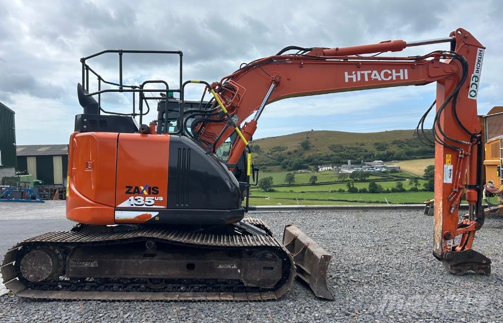 Hitachi ZX 135 US-6 حفارات زحافة