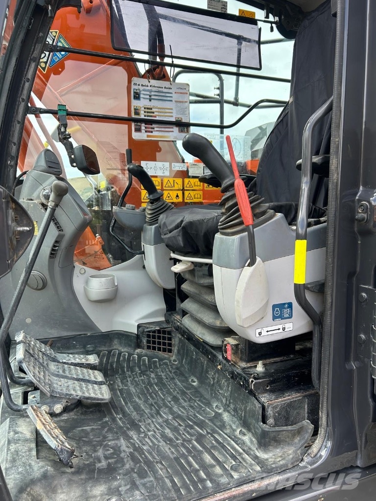 Hitachi ZX 135 US-6 حفارات زحافة