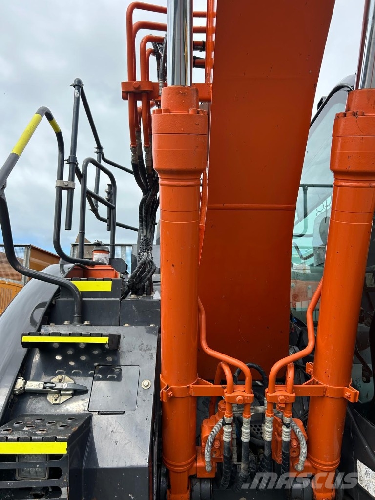 Hitachi ZX 135 US-6 حفارات زحافة