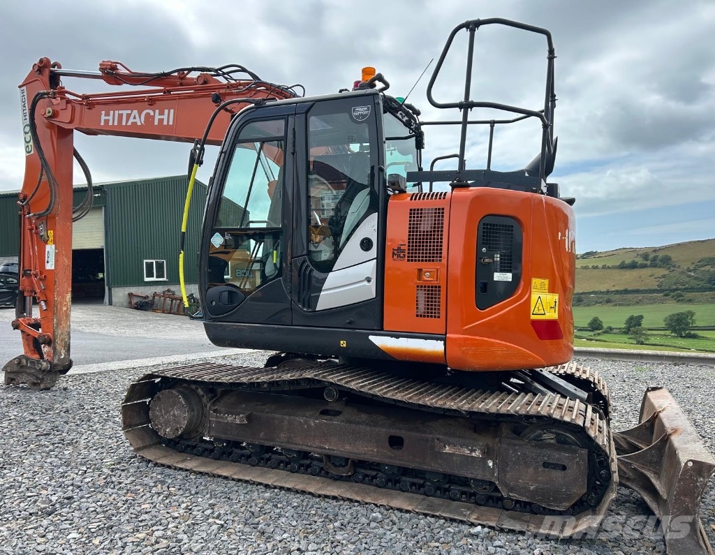 Hitachi ZX 135 US-6 حفارات زحافة