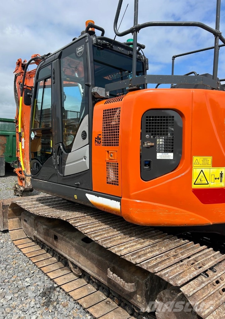Hitachi ZX 135 US-6 حفارات زحافة