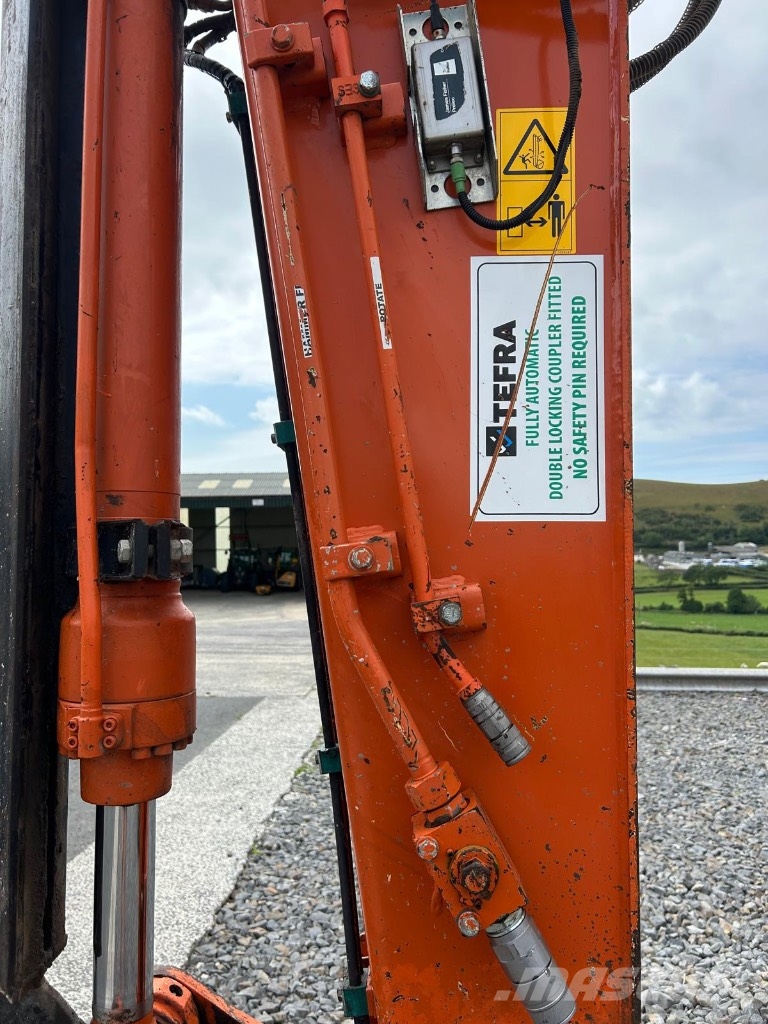 Hitachi ZX 135 US-6 حفارات زحافة