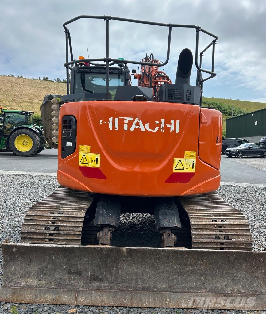 Hitachi ZX 135 US-6 حفارات زحافة