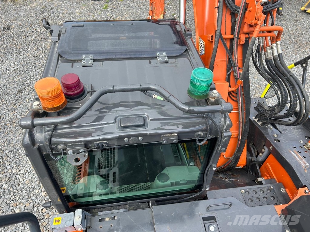 Hitachi ZX 135 US-6 حفارات زحافة
