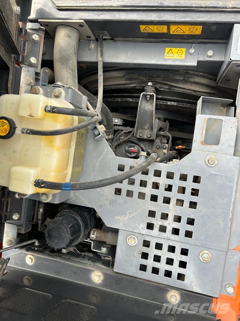 Hitachi ZX 135 US-6 حفارات زحافة