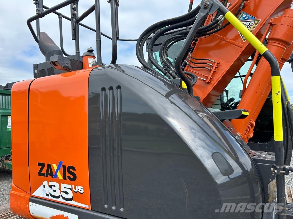 Hitachi ZX 135 US-6 حفارات زحافة