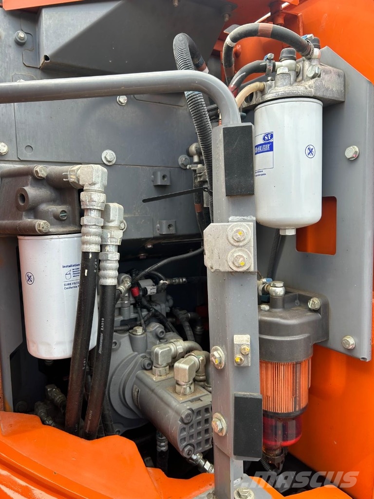 Hitachi ZX 135 US-6 حفارات زحافة