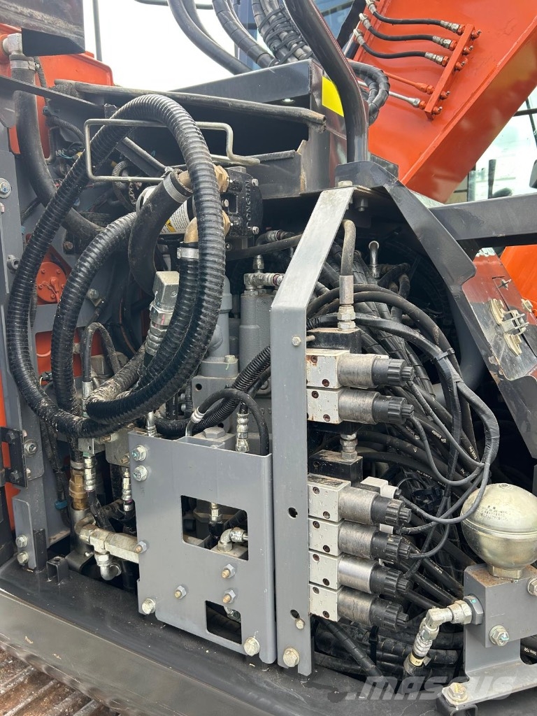 Hitachi ZX 135 US-6 حفارات زحافة
