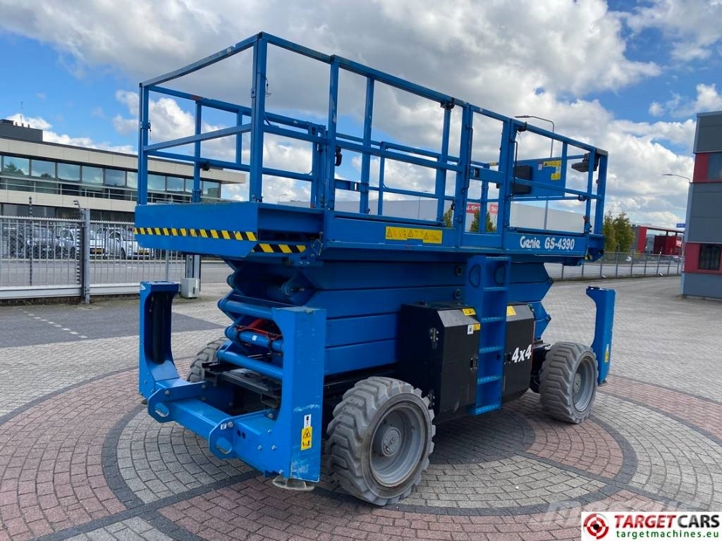 Genie GS-4390 RT LPG Scissor 4x4 Work Lift 1511cm Žirkliniai keltuvai