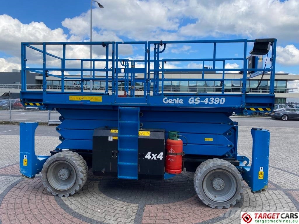 Genie GS-4390 RT LPG Scissor 4x4 Work Lift 1511cm Žirkliniai keltuvai