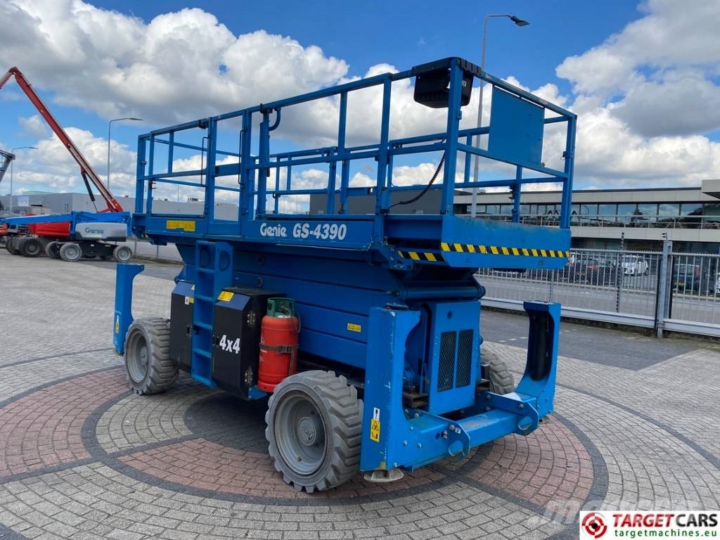 Genie GS-4390 RT LPG Scissor 4x4 Work Lift 1511cm Žirkliniai keltuvai
