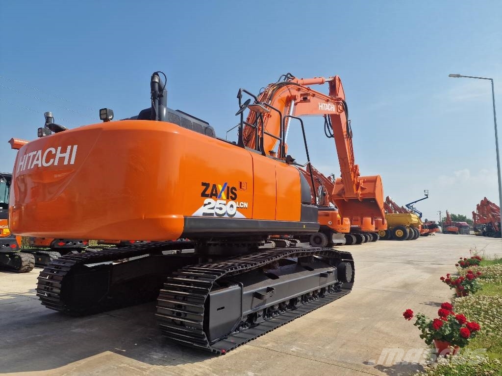 Hitachi ZX 250 LC N-6, 2017, 10.139h, new bucket-76900 EUR, 2017