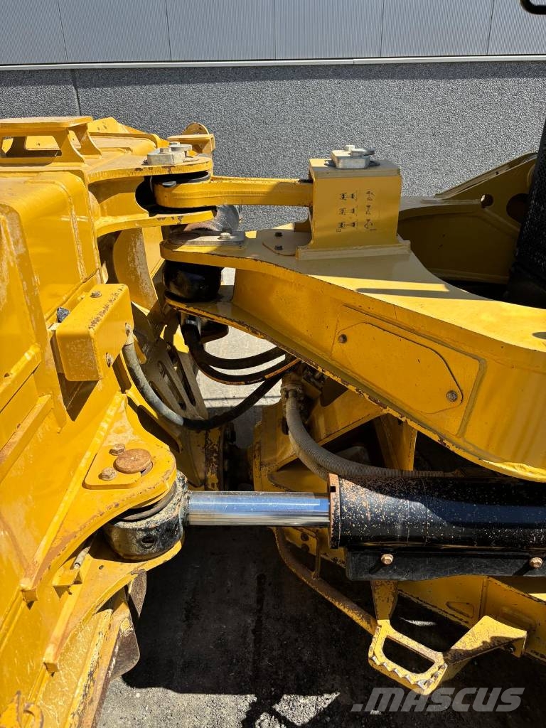 CAT D 6 XE (Trimble earthworks - 1871 idle hrs) 履帶推土機
