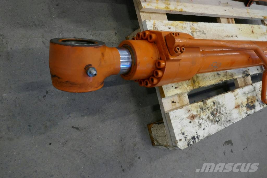 Hitachi ZX135 US, Bom kolv Hidráulica