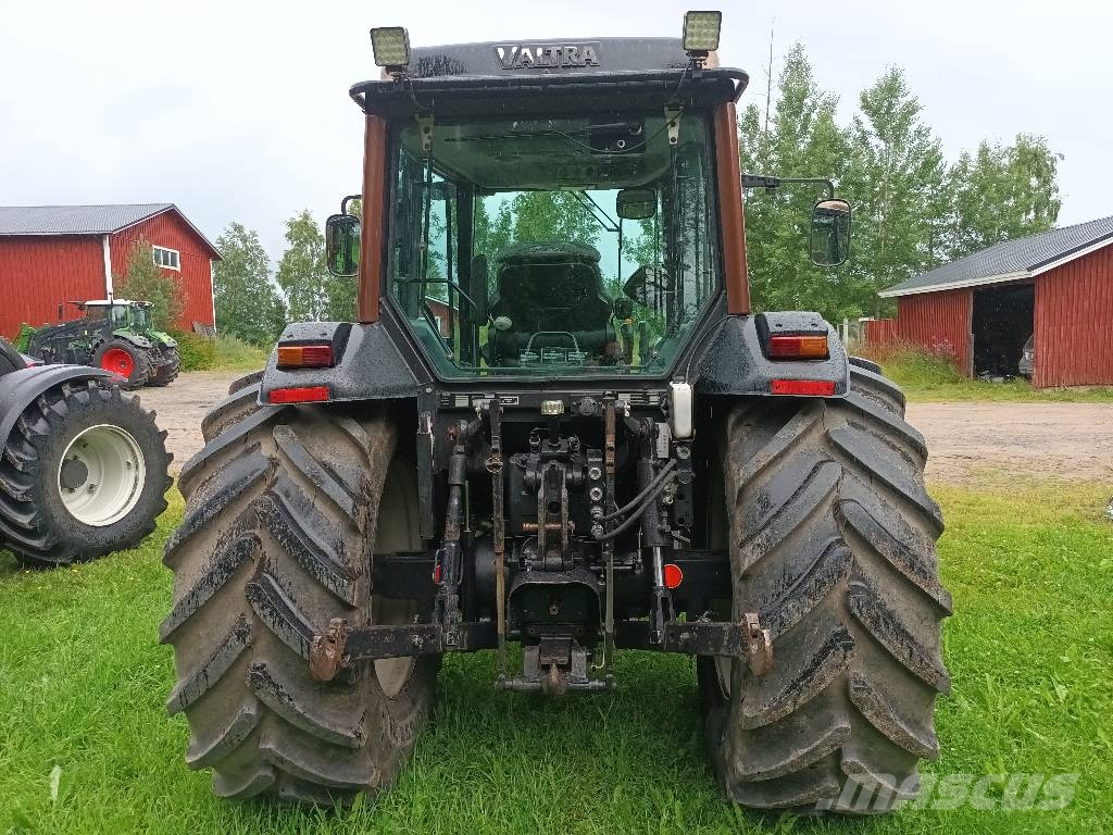 Valtra A 92 الجرارات