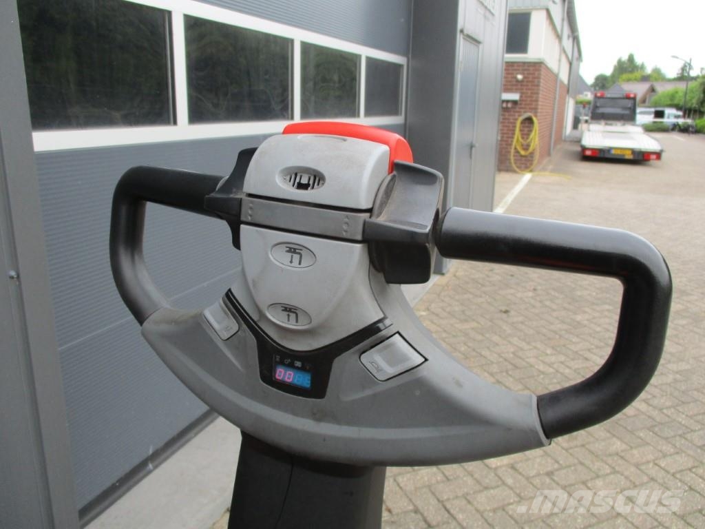 BT LPE200 Low lifter with platform