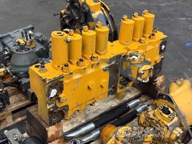 Liebherr R 954 B USED HYDRAULIC BLOCK Hydraulics