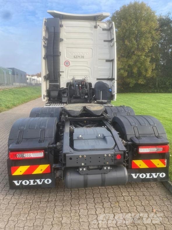 Volvo Vehicle Tractor 6x2/2 Standard Trækkere