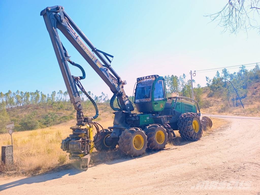 John Deere 1070 G Harvester