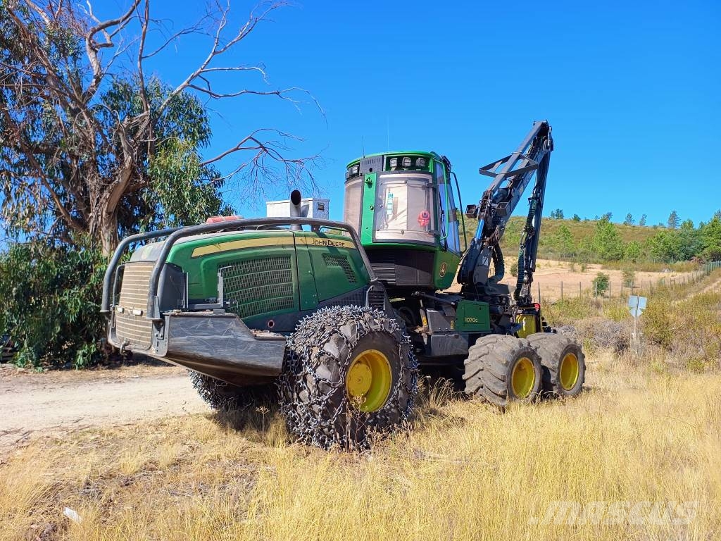 John Deere 1070 G Harvester
