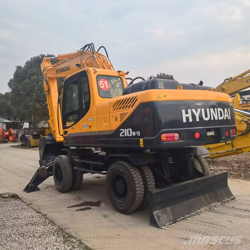 Hyundai 210W-9   Shanghai largest supplier حفارات بعجل