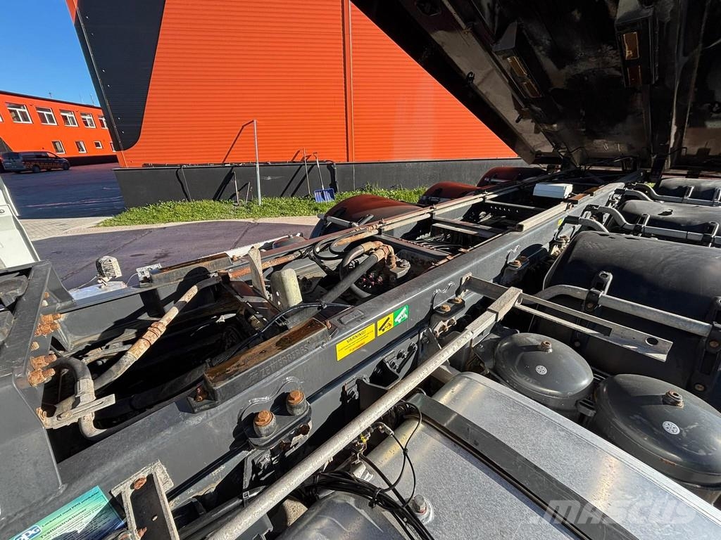 DAF XF 530 8x4*4 BOX L=6036 mm 自卸式货车