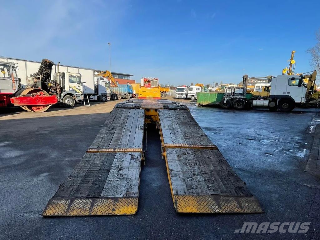 Goldhofer STZ-L5-54 Lowbed with Ramps 5 Axle 4 Steerin Axle Low loader-semi-trailers