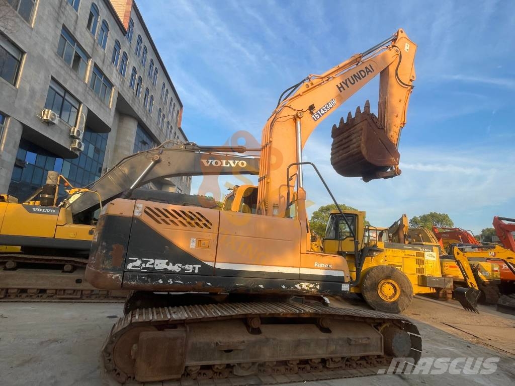 Hyundai 220LC Гусеничні екскаватори