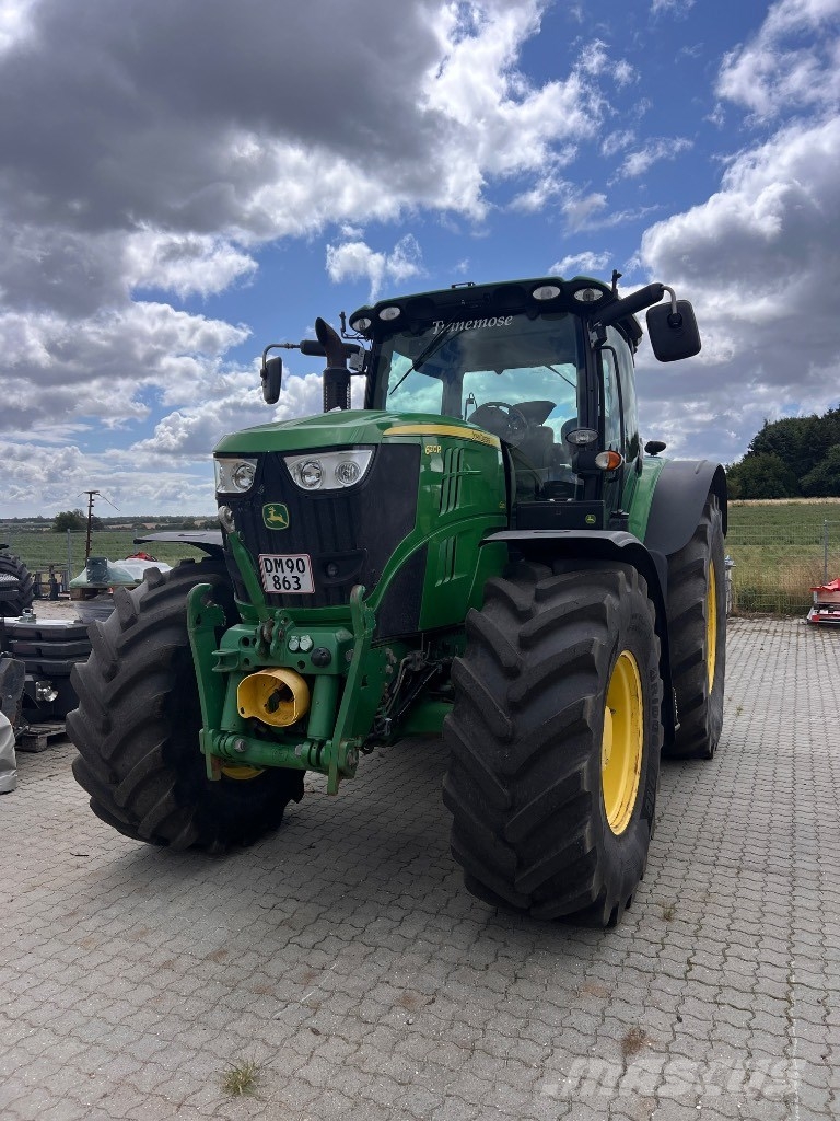 John Deere 6215 R الجرارات