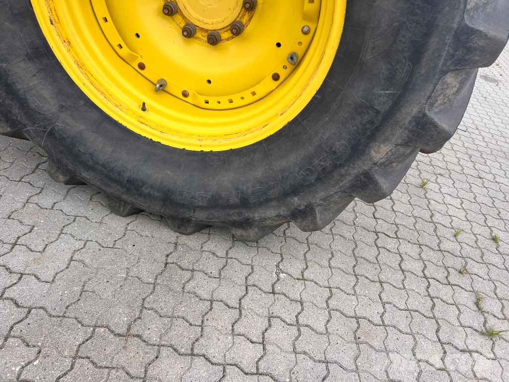 John Deere 6215 R الجرارات