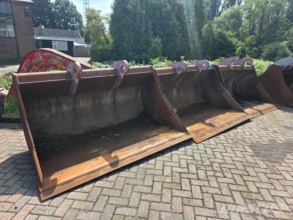  Diversen Dieplepels, brede bakken, puinbak en kopp Kausi