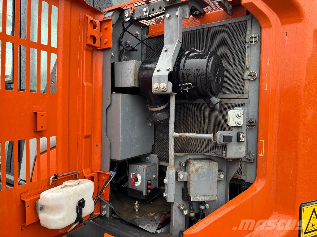 Hitachi ZX 135 US-7 / Rototilt, Rasvari, Stage V 履带挖掘机
