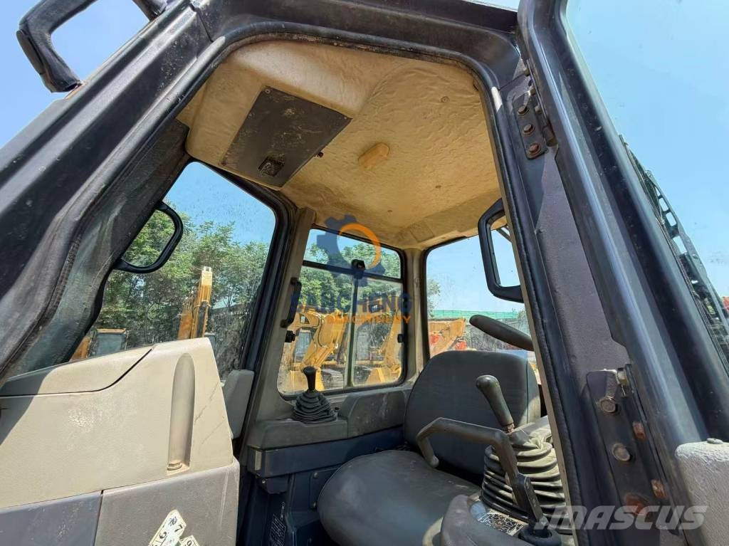 Komatsu D 65 PX-12 Гусеничные бульдозеры