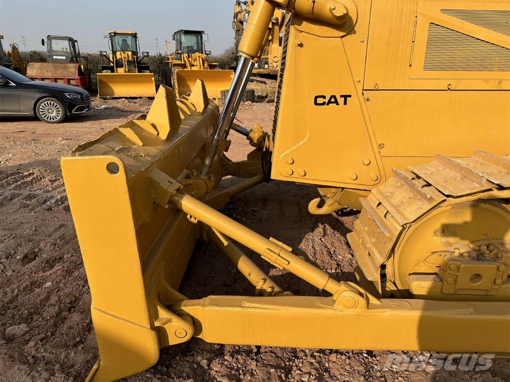 CAT D 6 G بلدوزرات مجنزرة