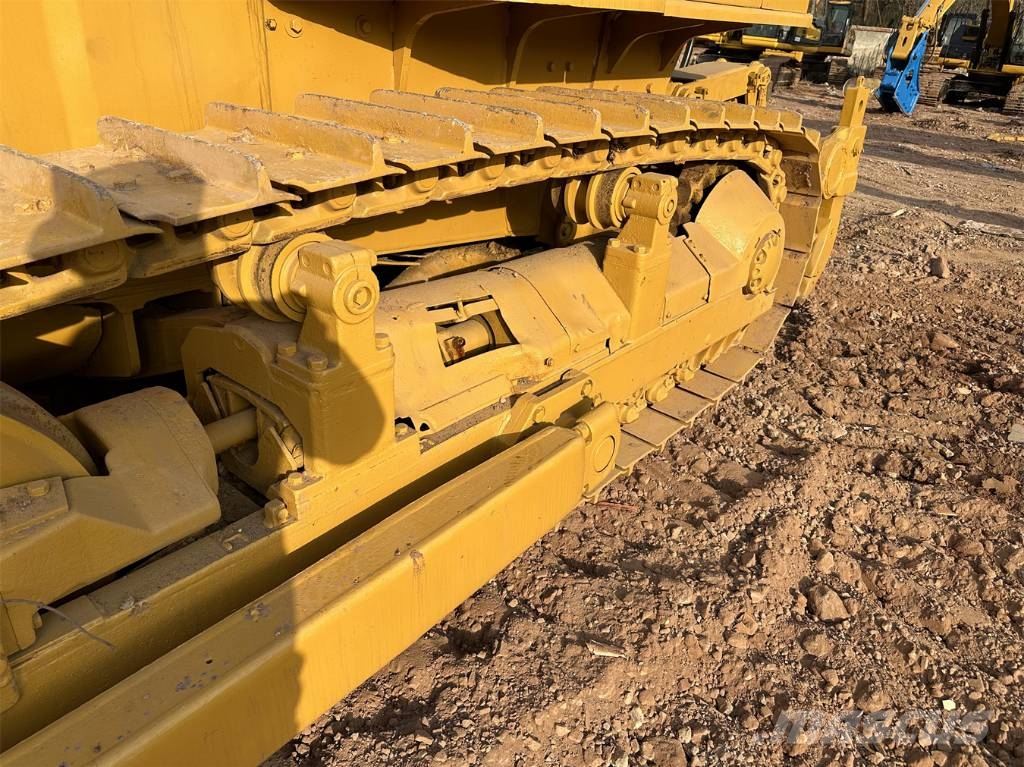CAT D 6 G بلدوزرات مجنزرة