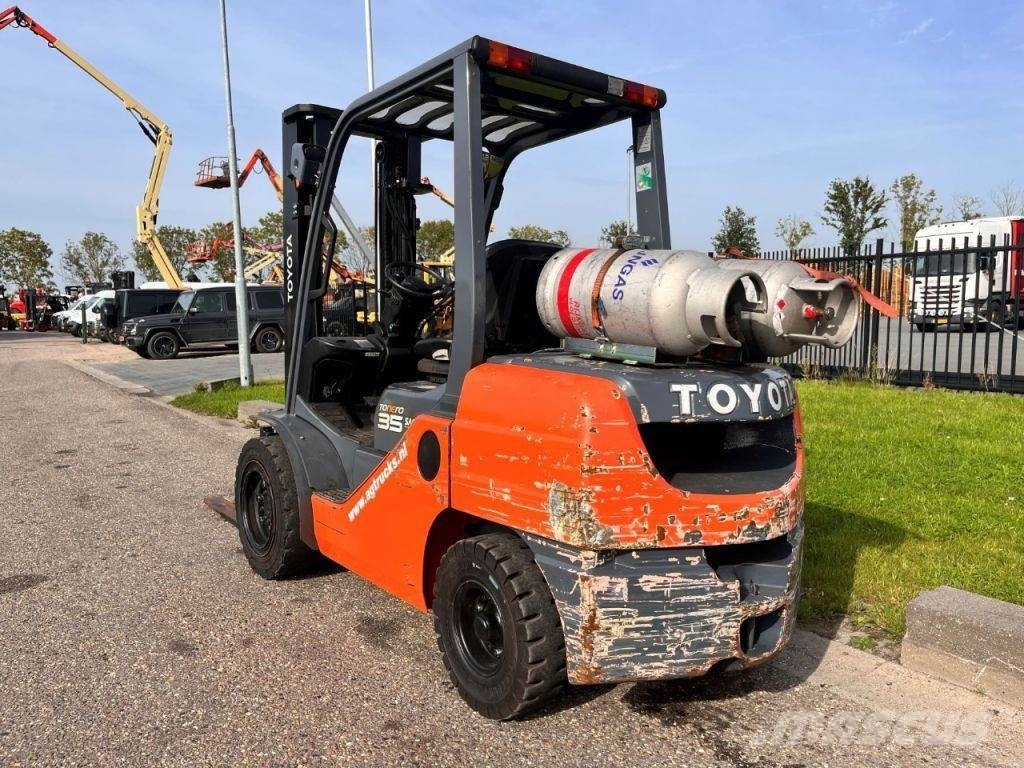 Toyota 02-8FGJF35 Περονοφόρα ανυψωτικά κλαρκ με φυσικό αέριο LPG