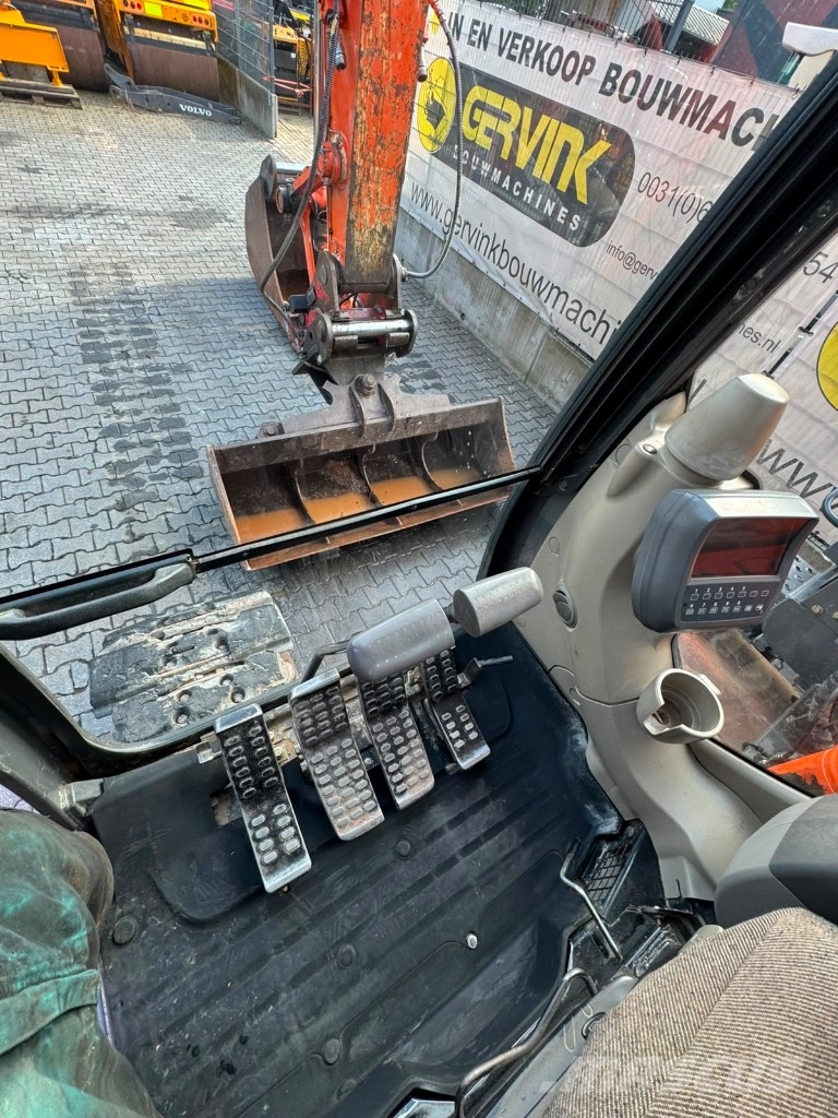 Hitachi ZX 225 US LC-3 حفارات زحافة