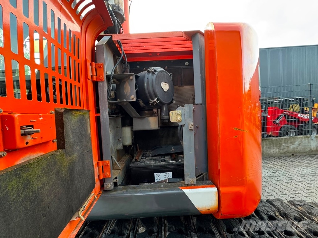 Hitachi ZX 225 US LC-3 حفارات زحافة