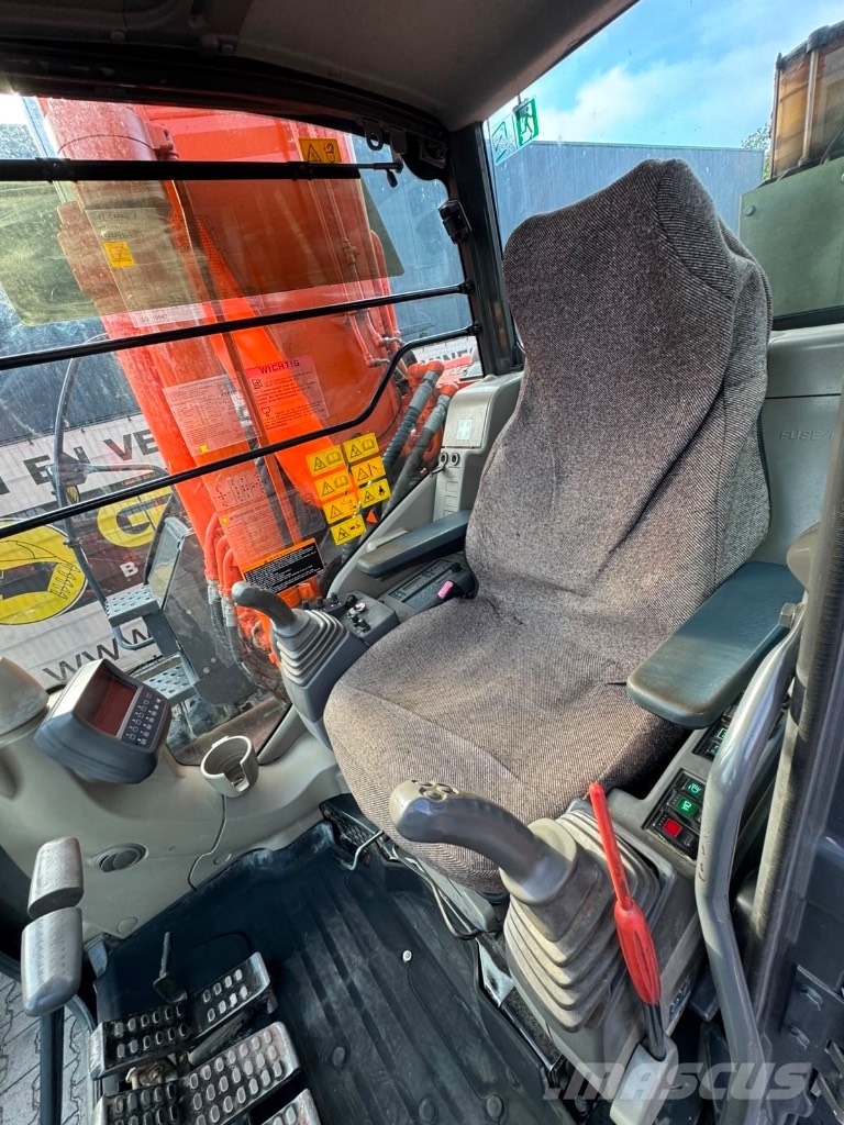 Hitachi ZX 225 US LC-3 حفارات زحافة