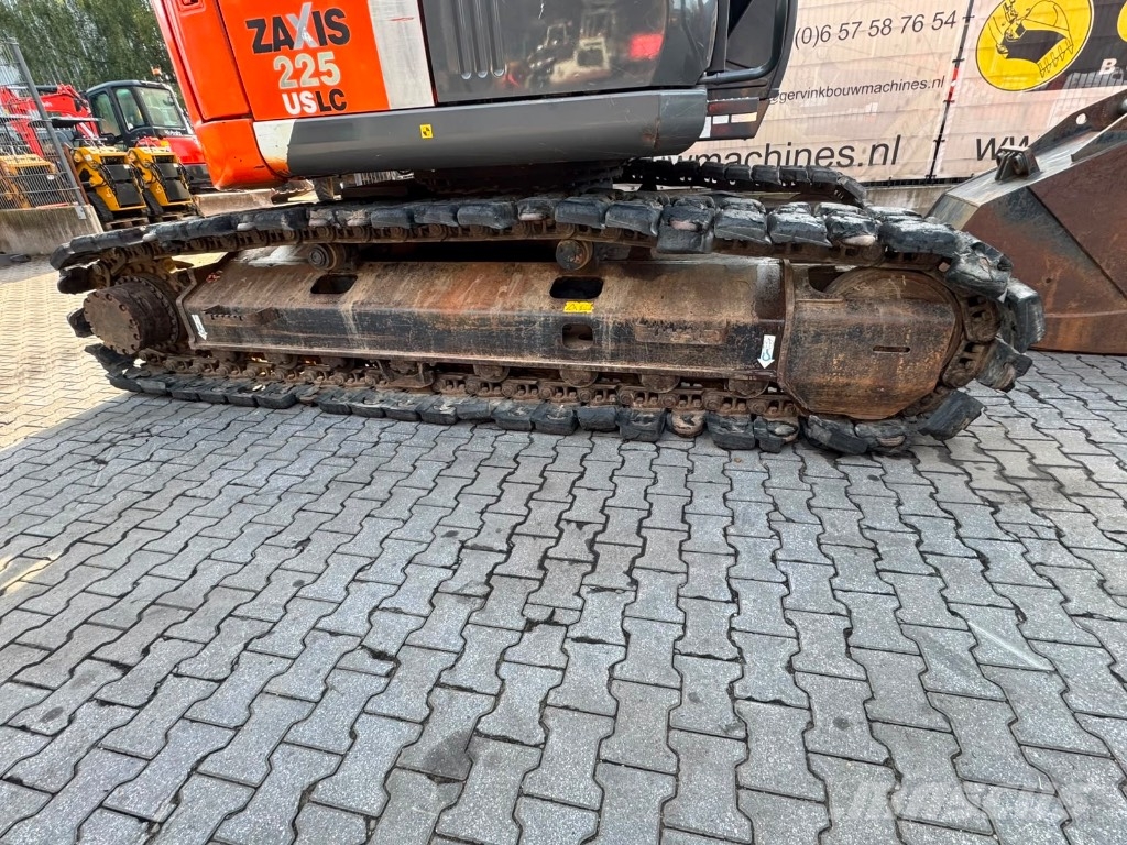 Hitachi ZX 225 US LC-3 حفارات زحافة