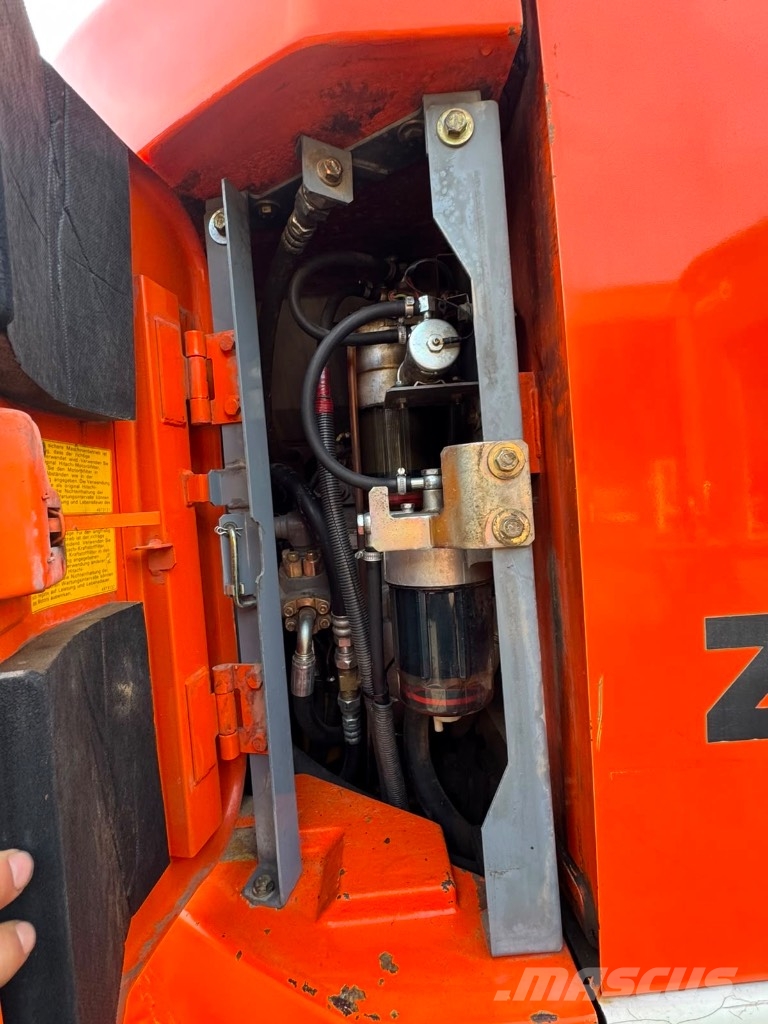 Hitachi ZX 225 US LC-3 حفارات زحافة